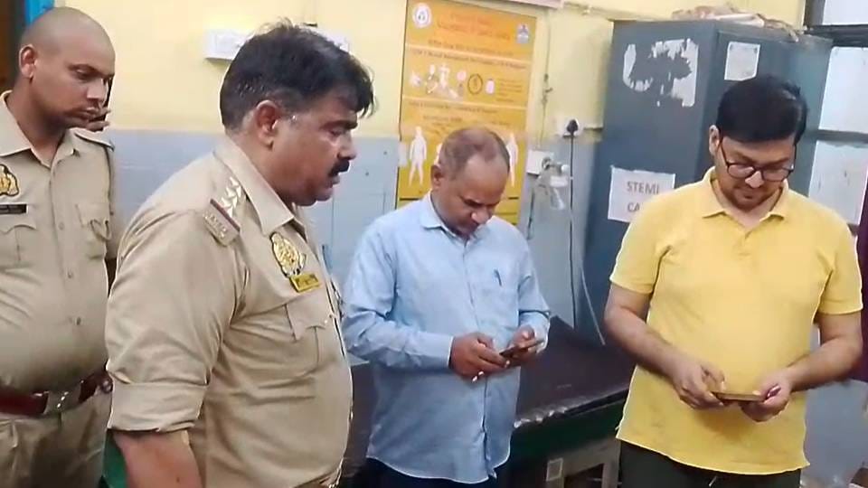 female student attempted suicide by slitting her throat after being hurt by her lover infidelity In Ayodhya