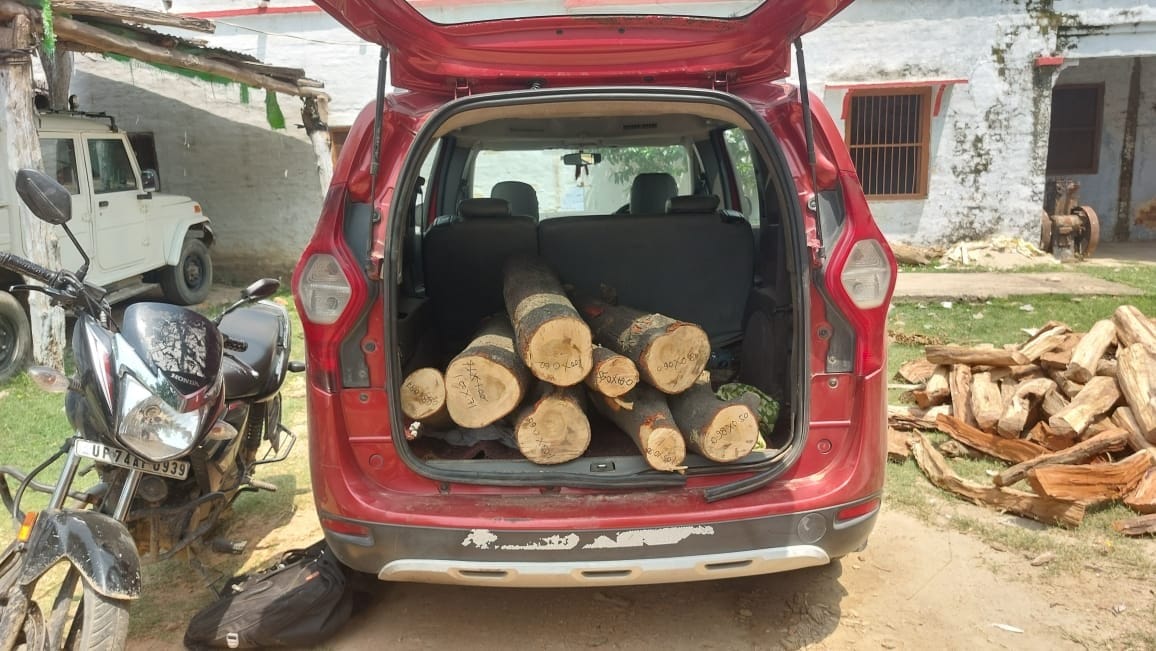 Balrampur: Three smugglers arrested with white sandalwood worth ₹15 lakh.