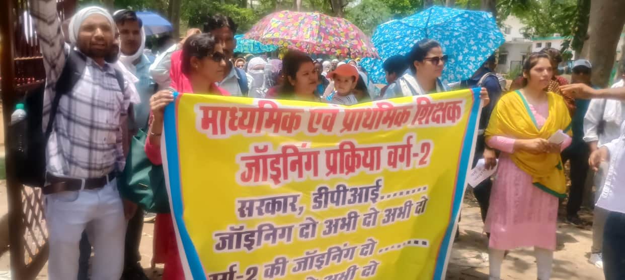 Schools have reopened, but teachers are on the streets: Selected candidates are sitting outside the DPI awaiti