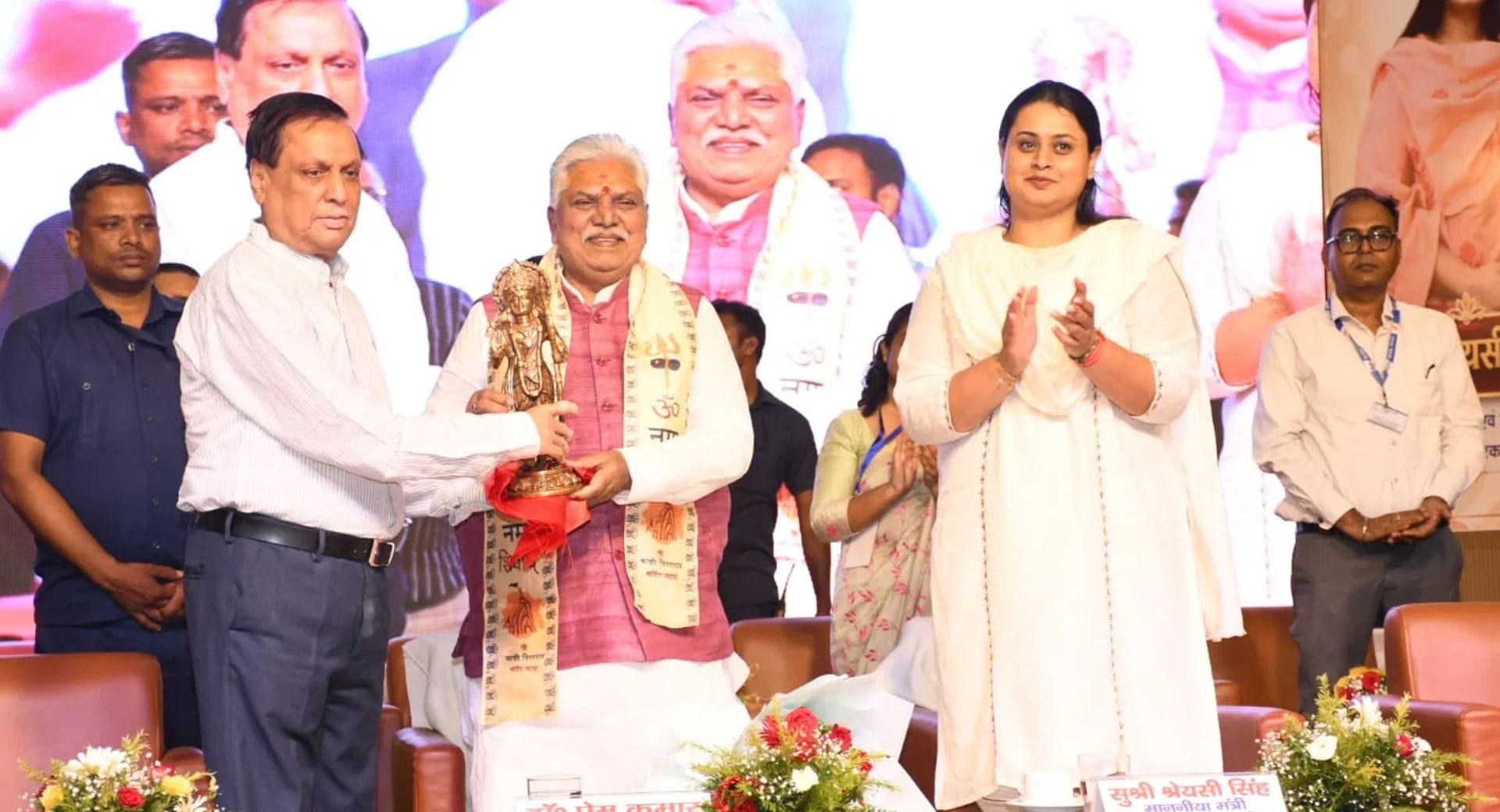 दीप प्रज्वलित करते बिहार विधानसभा अध्यक्ष, बिहार सरकार के मंत्री श्रेयसी सिंह व अन्य