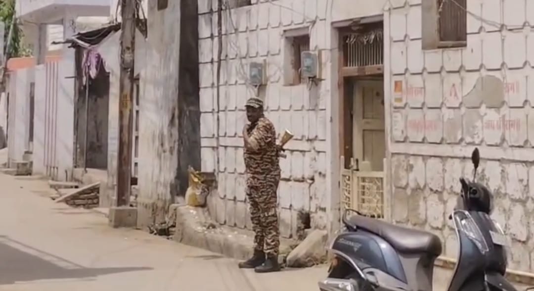 मौके पर जवान तैनात