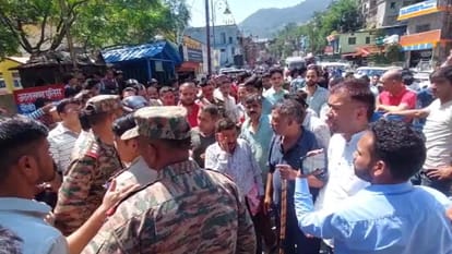 Chamoli: कहासुनी के बाद सिख समुदाय के लोगों की स्थानीय लोगों से झड़प, मारपीट, धारदार हथियार से किया हमला Sikh community Members clashed with locals in Karanprayag Chamoli an attack carried out using a sharp weapon