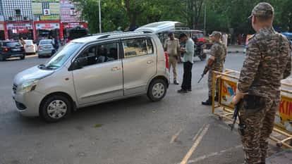 चंडीगढ़ सेक्टर 11 मार्किट में बढ़ाई गई सुरक्षा।