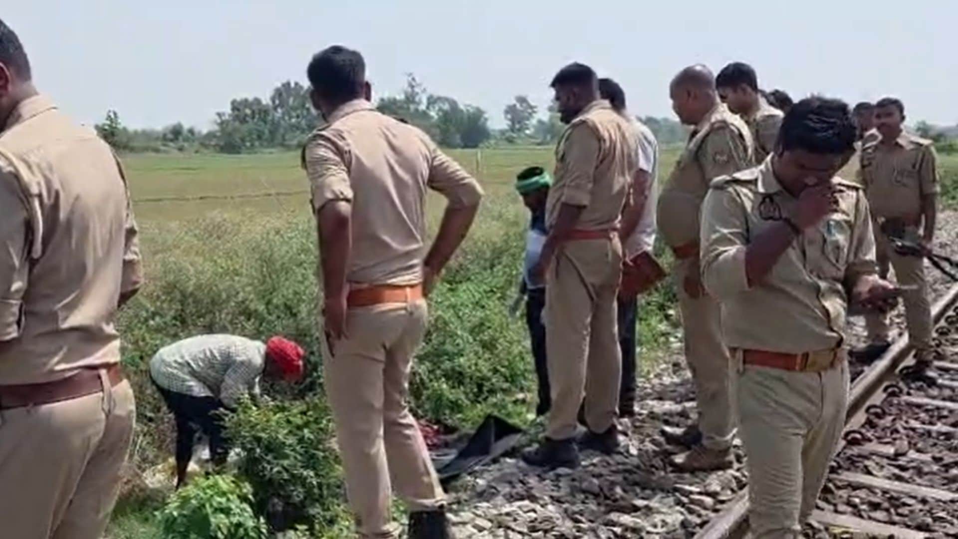 घटनास्थल पर छानबीन करती पुलिस