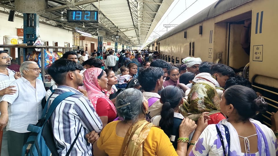 Crowds of devotees throng trains on Somvati Amavasya