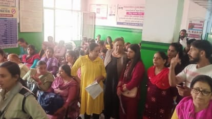 केएनएच में ओपीडी के बाहर लगी मरीजों की भीड़।