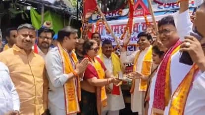 Kanpur Amarnath Yatra Trucks loaded with food supplies dispatched Mayor flags off the consignment