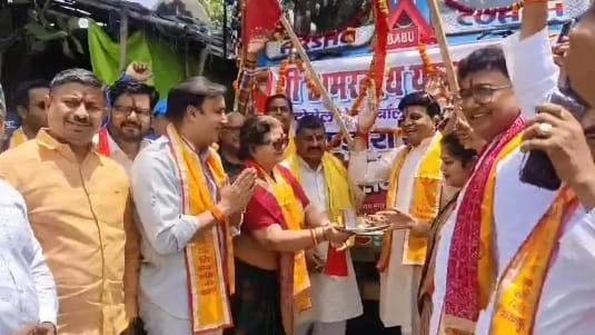 Kanpur Amarnath Yatra Trucks loaded with food supplies dispatched Mayor flags off the consignment