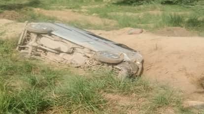 car carrying pilgrims overturns into gorge 10 injured.