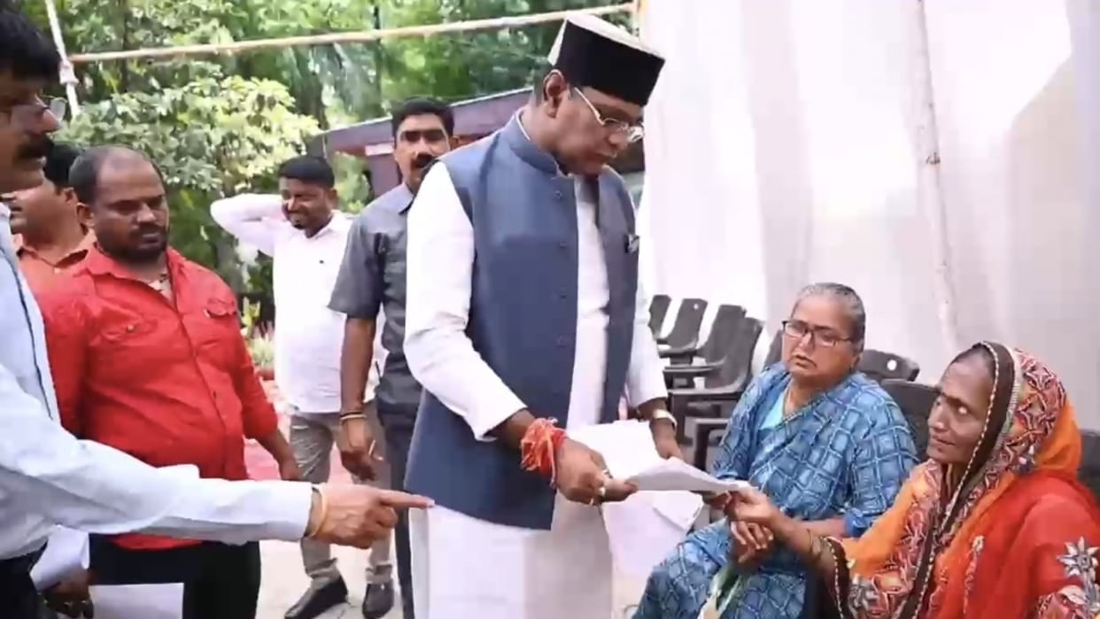 MP News: Women's pension-related grievances raised at 'Jan-Darshan'; Minister Vishvas Sarang reprimands offici