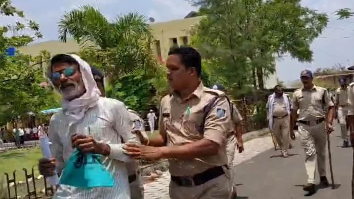 Shajapur: Farmer erupts in protest after 50 complaints, creates ruckus at Collectorate over pending grievance