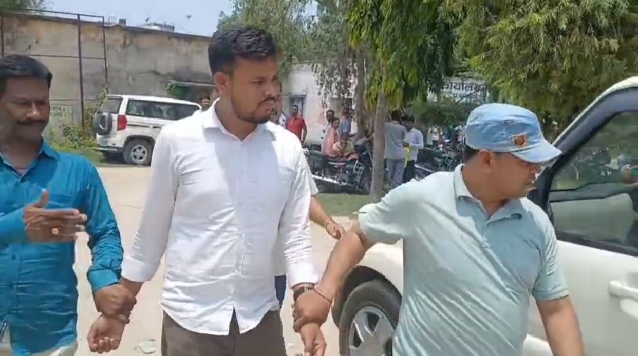 give 15000 then work get done Data operator nabbed while accepting bribe he stalling task for six months Bihar
