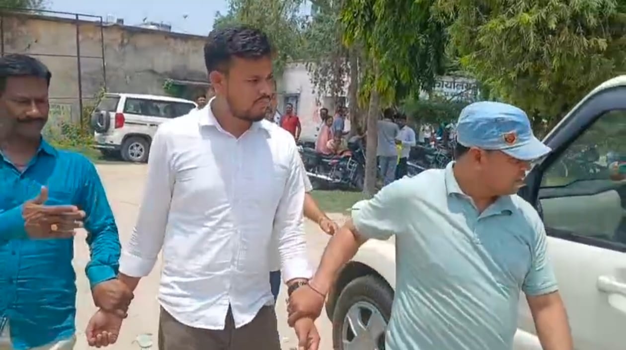 निगरानी की गिरफ्त में ऑपरेटर