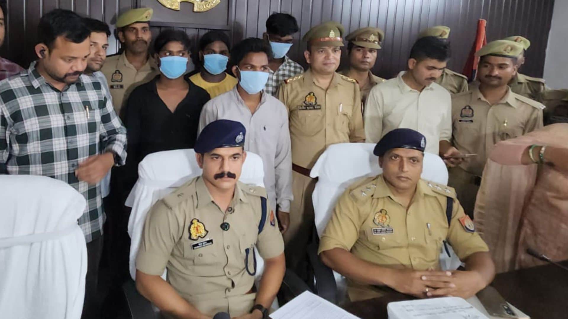 पुलिस के गिरफ्त में आरोपी (मास्क लगाए हुए)