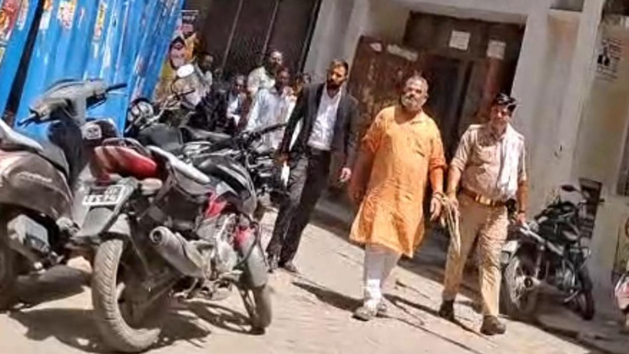 Jhansi: Keshbhan Patel surrenders in court; he is named in cases of attempted murder and fraud.