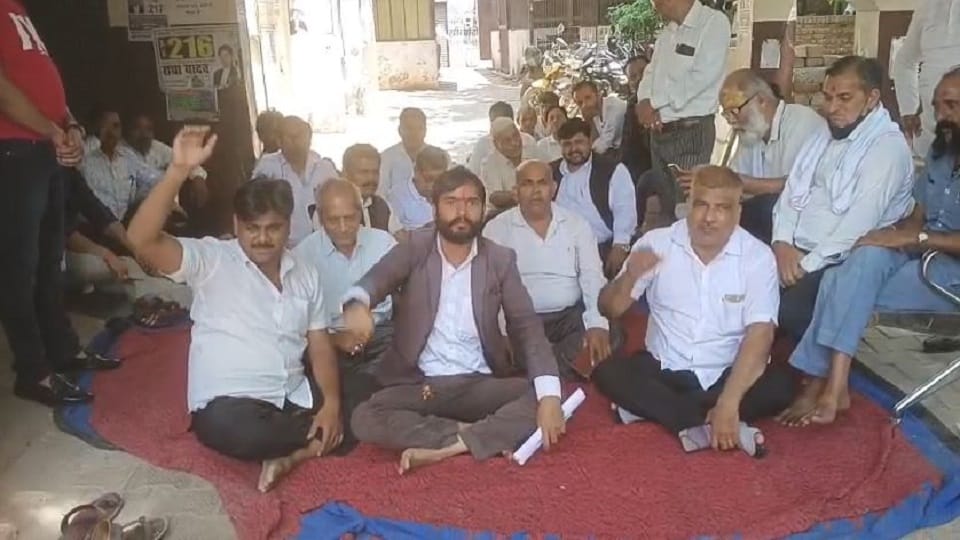 प्रदर्शन करते वकील।