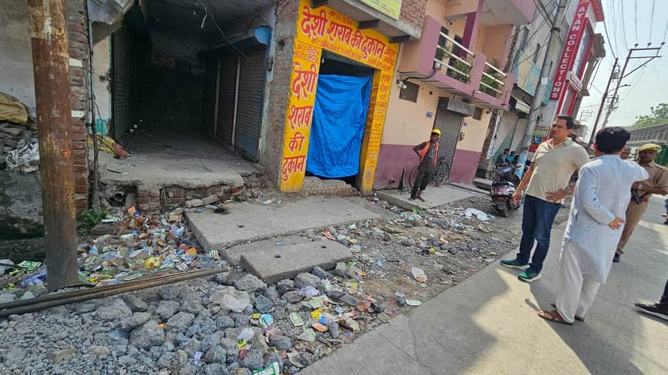 दोदपुर क्षेत्र का निरीक्षण करते हुए नगर आयुक्त