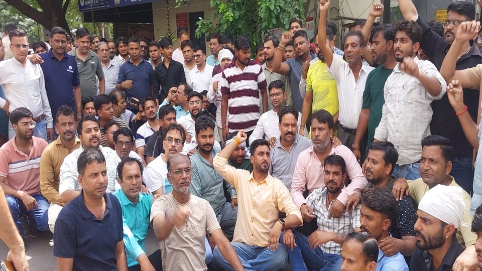 Traders and Valmiki Community Face Off in Agra Both Demand Action