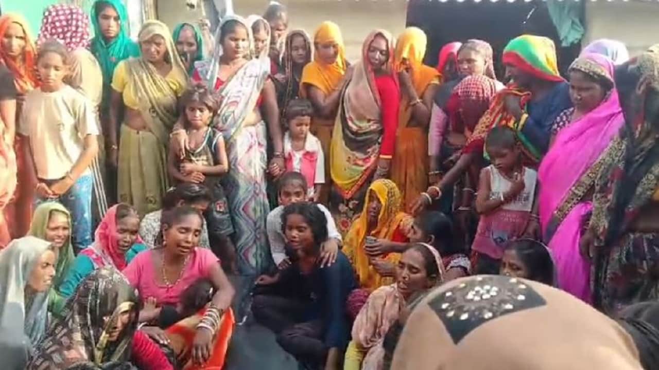 मृतका के रोते-बिलखते परिजन