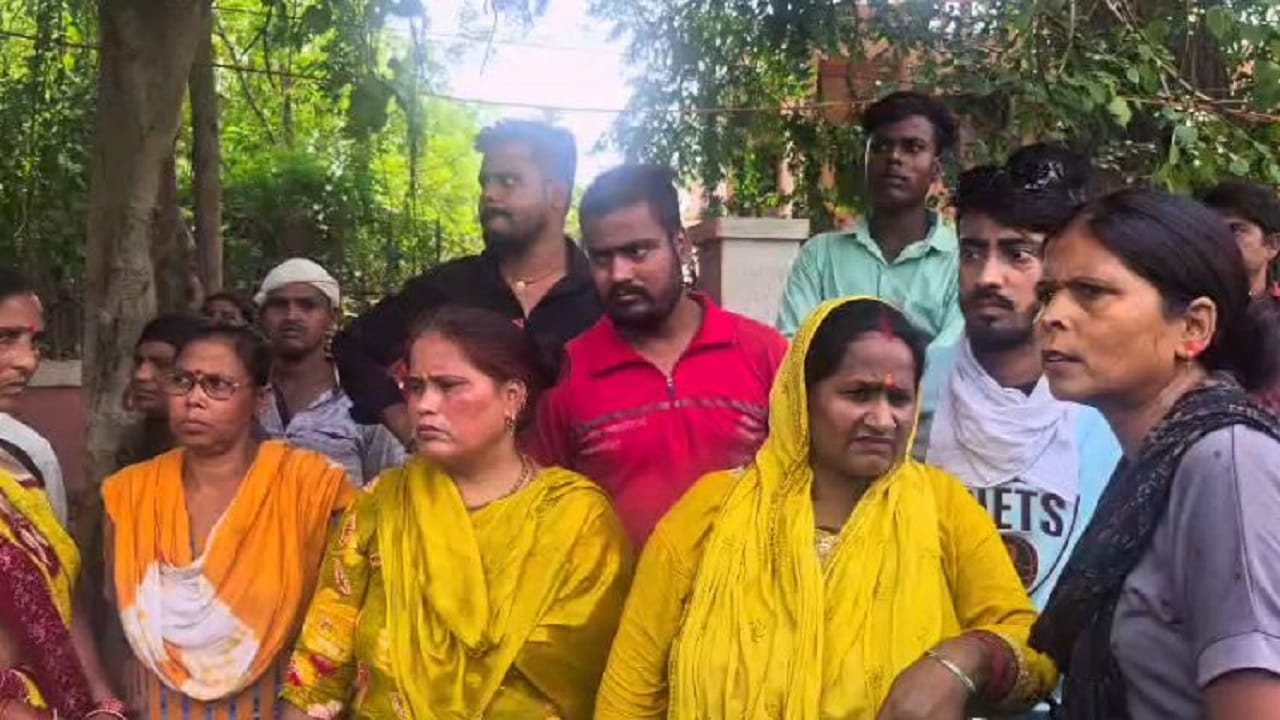 Arjun Murder Case Uproar outside the post-mortem house in Bareilly family demands an encounter