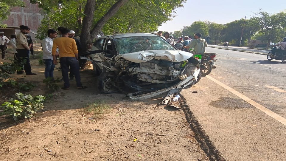 Three killed and 13 injured in collision between two cars on highway in Agra