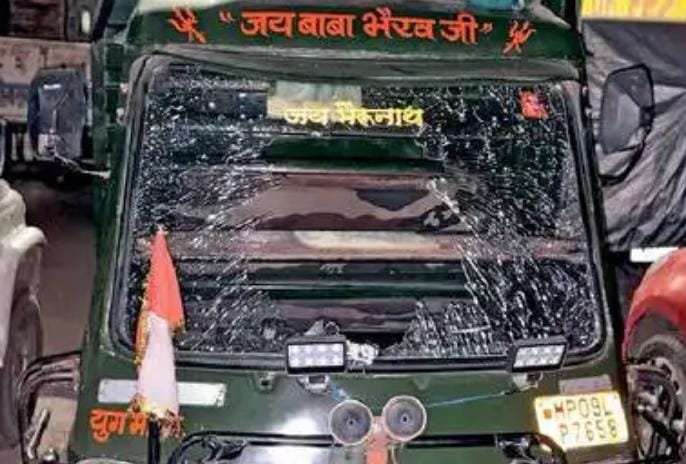 Indore: Two groups clashed over the issue of filling water; vehicle windows were smashed following stone-pelti