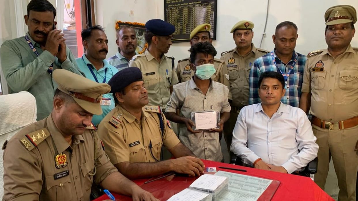 Smuggler arrives Varanasi from Gorakhpur charas worth 75 lakh planning transport Mumbai