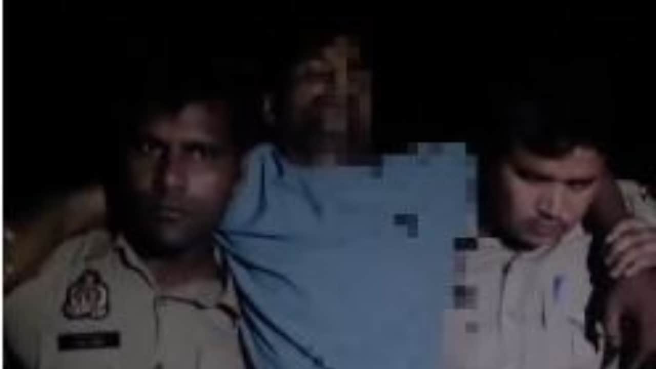 घायल आरोपी को लेकर जाते पुलिसकर्मी