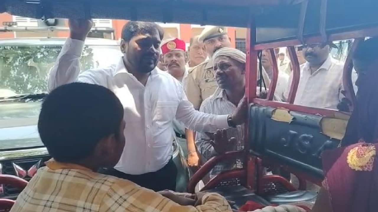 घायल बच्चे से जानकारी करते एडीएम
