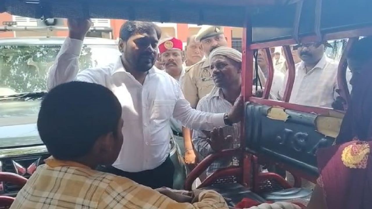 घायल बच्चे से जानकारी करते एडीएम