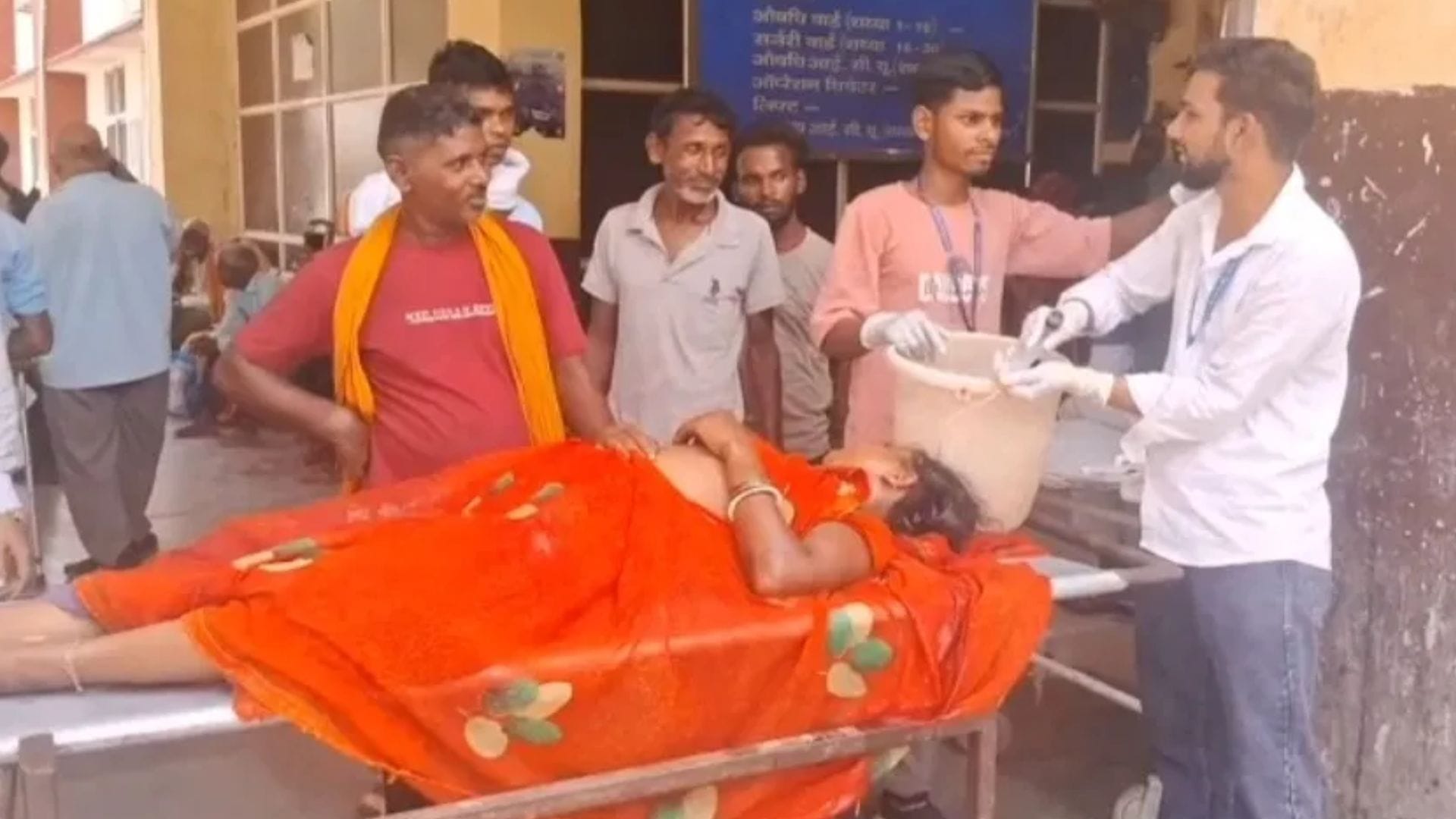 अनुग्रह नारायण मगध मेडिकल कॉलेज में महिला का इलाज करता वार्ड बॉय
