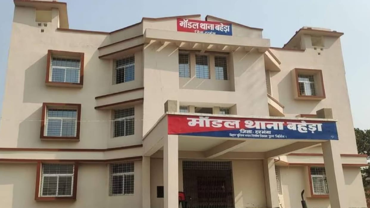High-Voltage Drama Inside Bihar Police Station Three Men Threaten Officers Flee After Ransacking Office