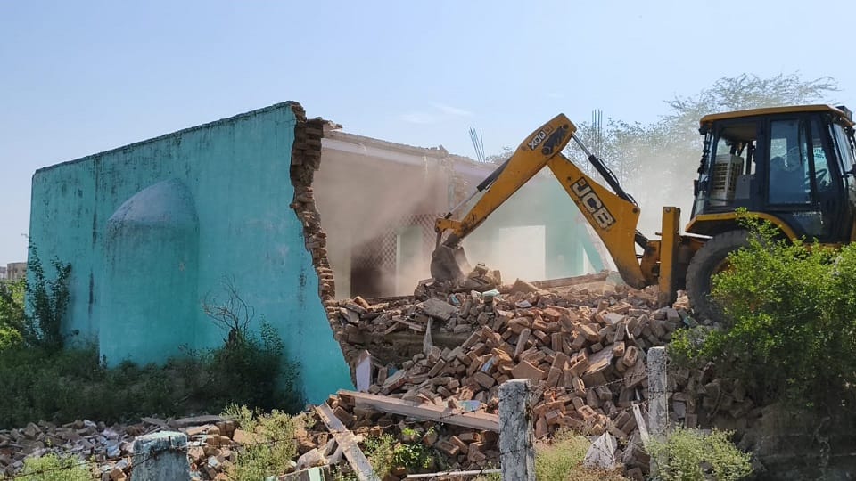 Temple Mosque and Shrine on Pond Land to Be Removed Heavy Police Deployment in Agra Village