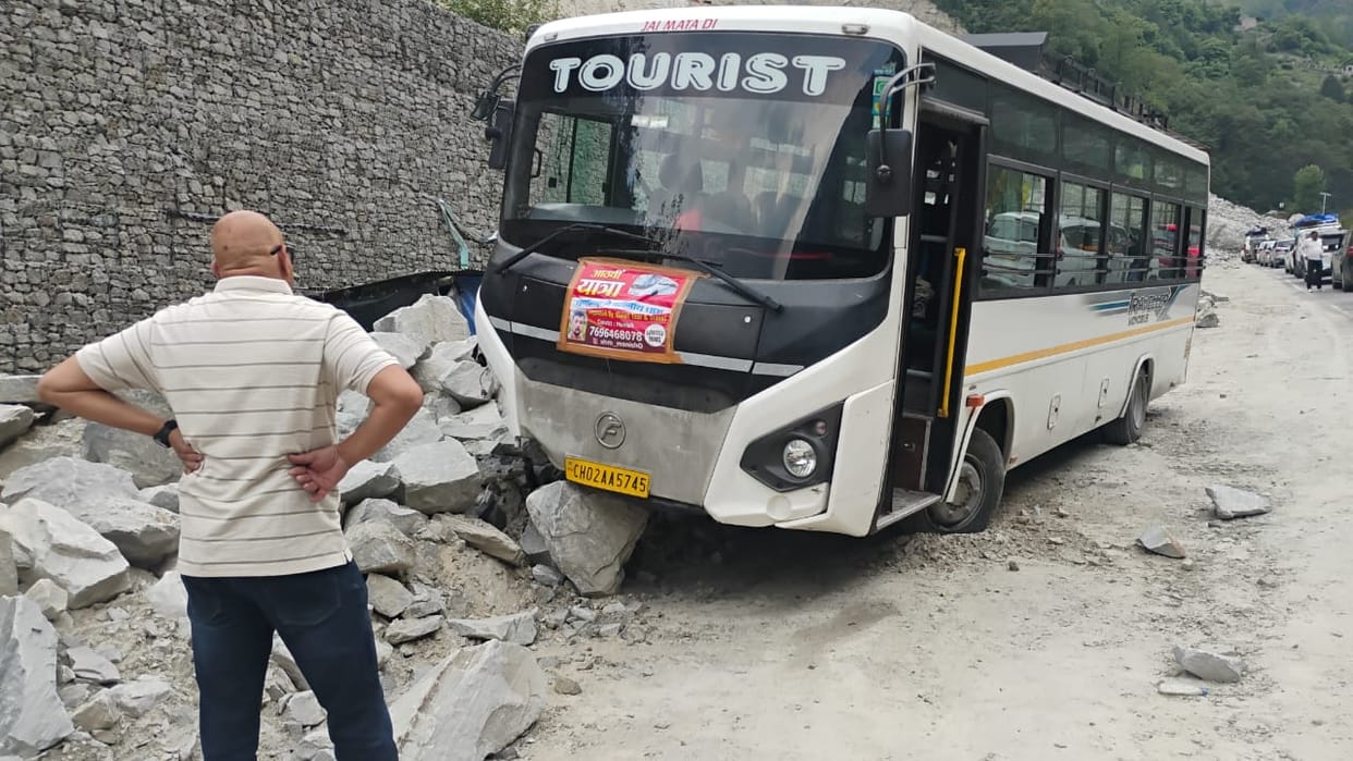 Accident on Badrinath Highway Bus suffers sudden brake failure near Lambagar 32 pilgrims on board