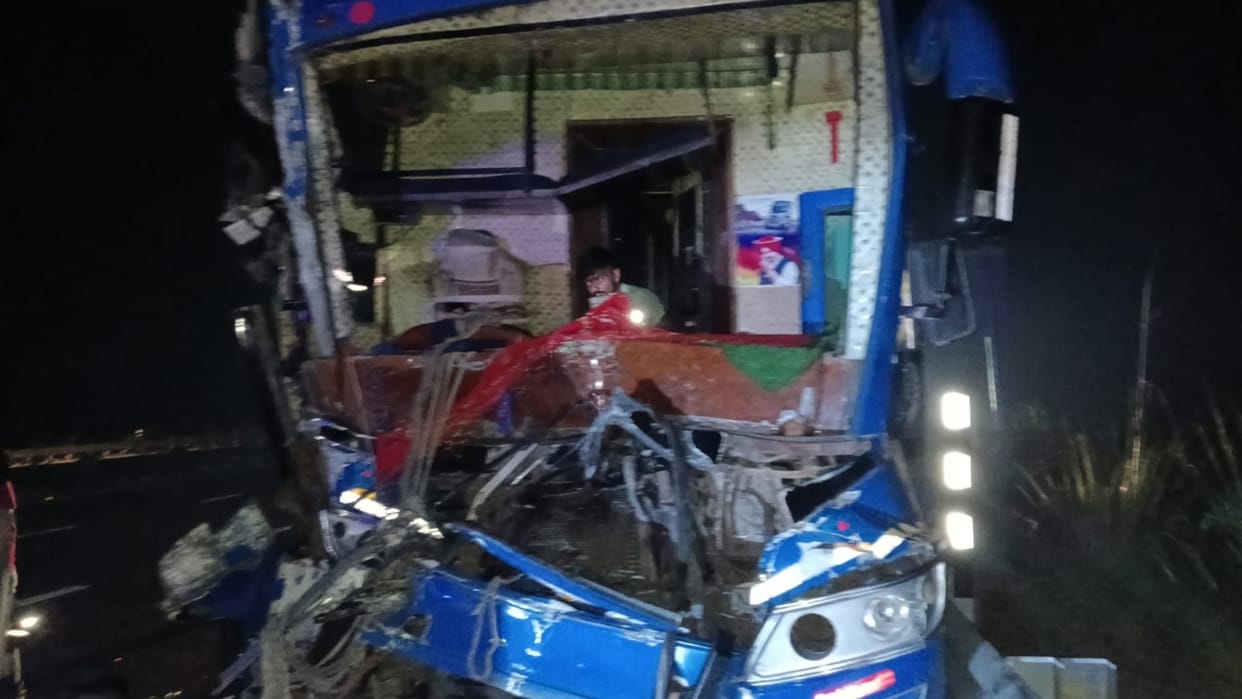 Private bus collides with a vehicle on Ganga Expressway in Budaun