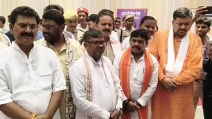 चार दिवसीय विकास प्रदर्शनी का अवलोकन करते भाजपा के लोग।