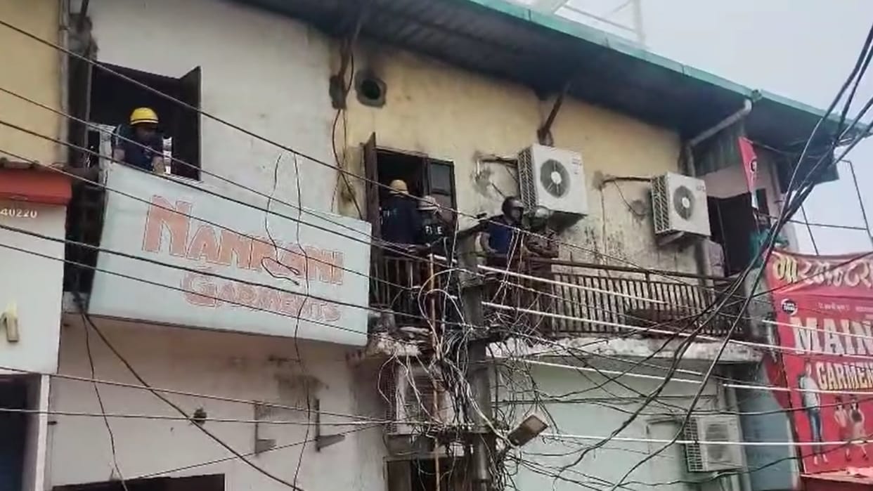 Fire breaks out at a saree shop in Paltan Bazar Dehradun Fire trucks extinguished fire