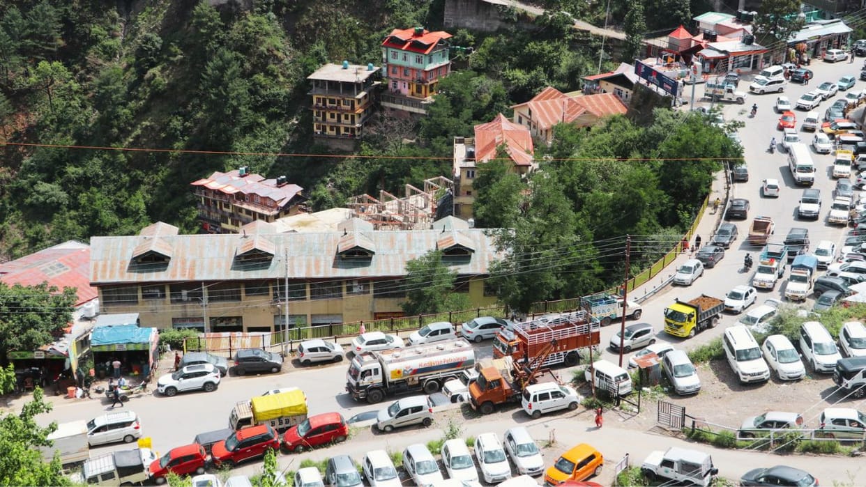 shimla traffic jam seven lakh tourists monthly 40 thousand vehicles daily pressure on city