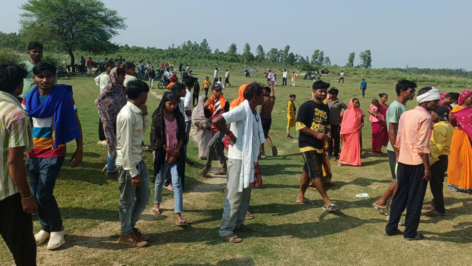 गोमती नदी के तट पर खड़े ग्रामीण व परिजन