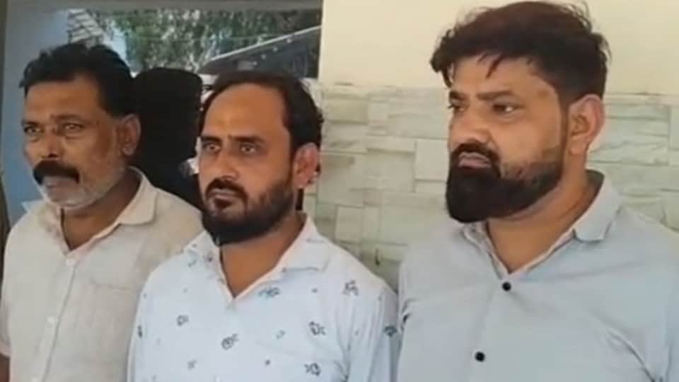 गिरफ्तार तीनों आरोपी।