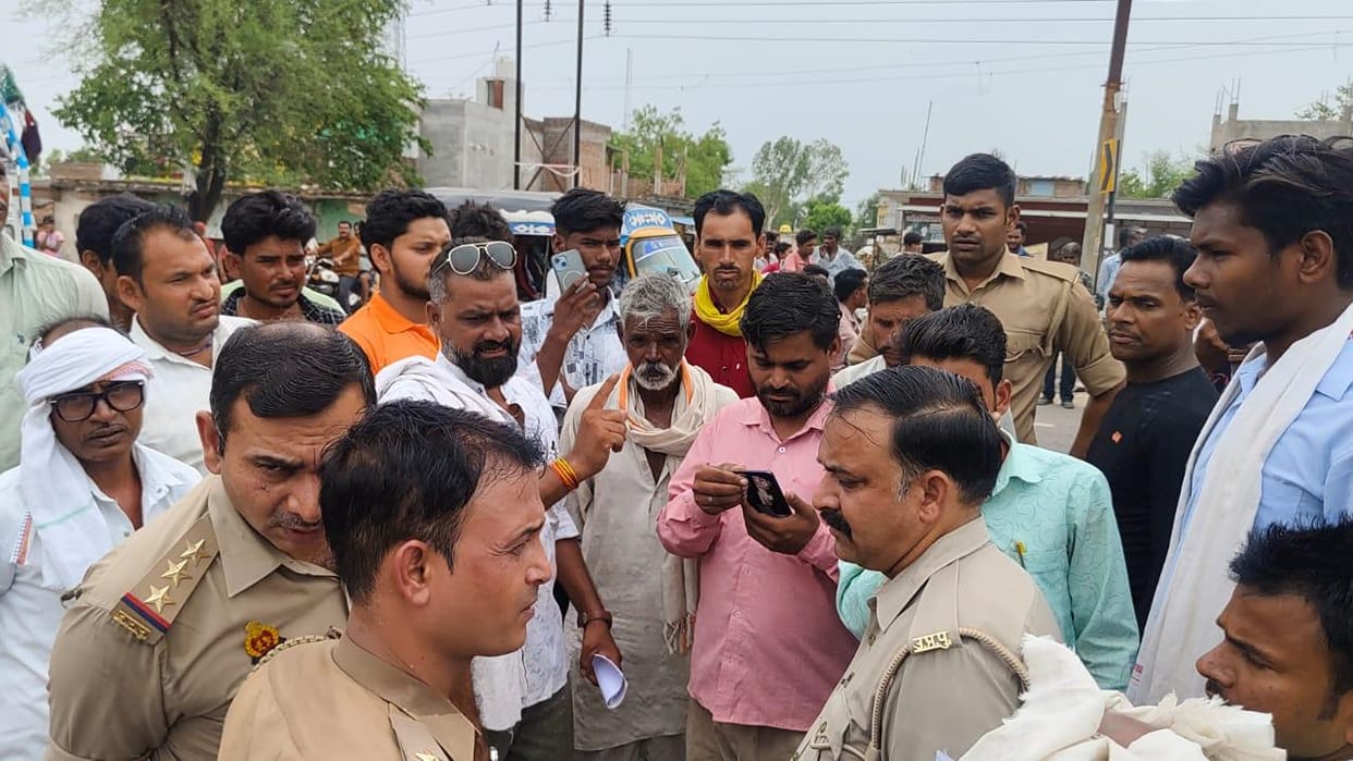 Lalitpur: Villagers staged a blockade to protest against the installation of a railing on the highway divider