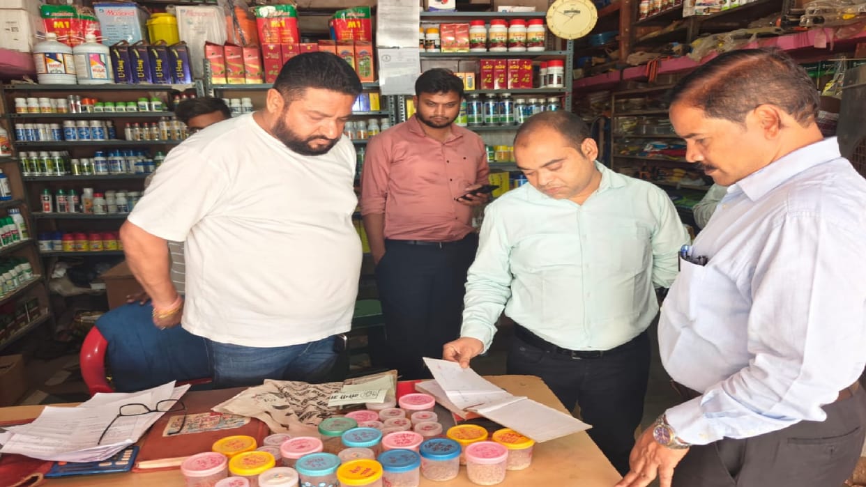 Major action against illegal fertilizer and seed trade in Balodabazar, warehouse sealed; huge quantity of fert