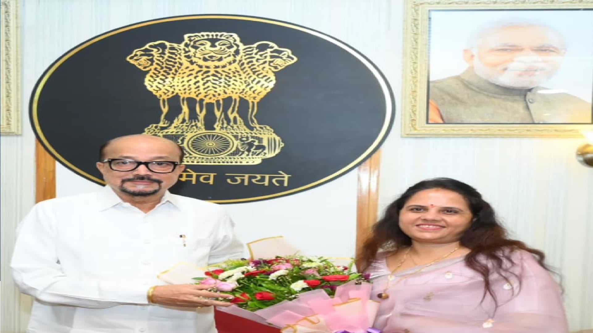 राज्यपाल रमेन डेका से राजभवन में नगर निगम रायपुर महापौर मीनल चौबे ने की मुलाकात