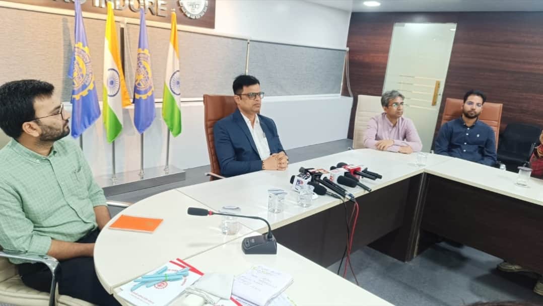पत्रकारों को संबोधित करते रमेश कुमार।