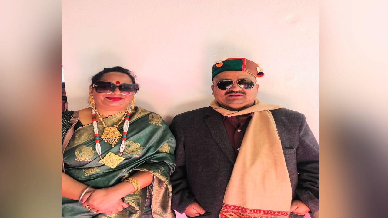 नवनिर्वाचित प्रधान इना देवी अपने दिवंगत पति के साथ(फाइल)।