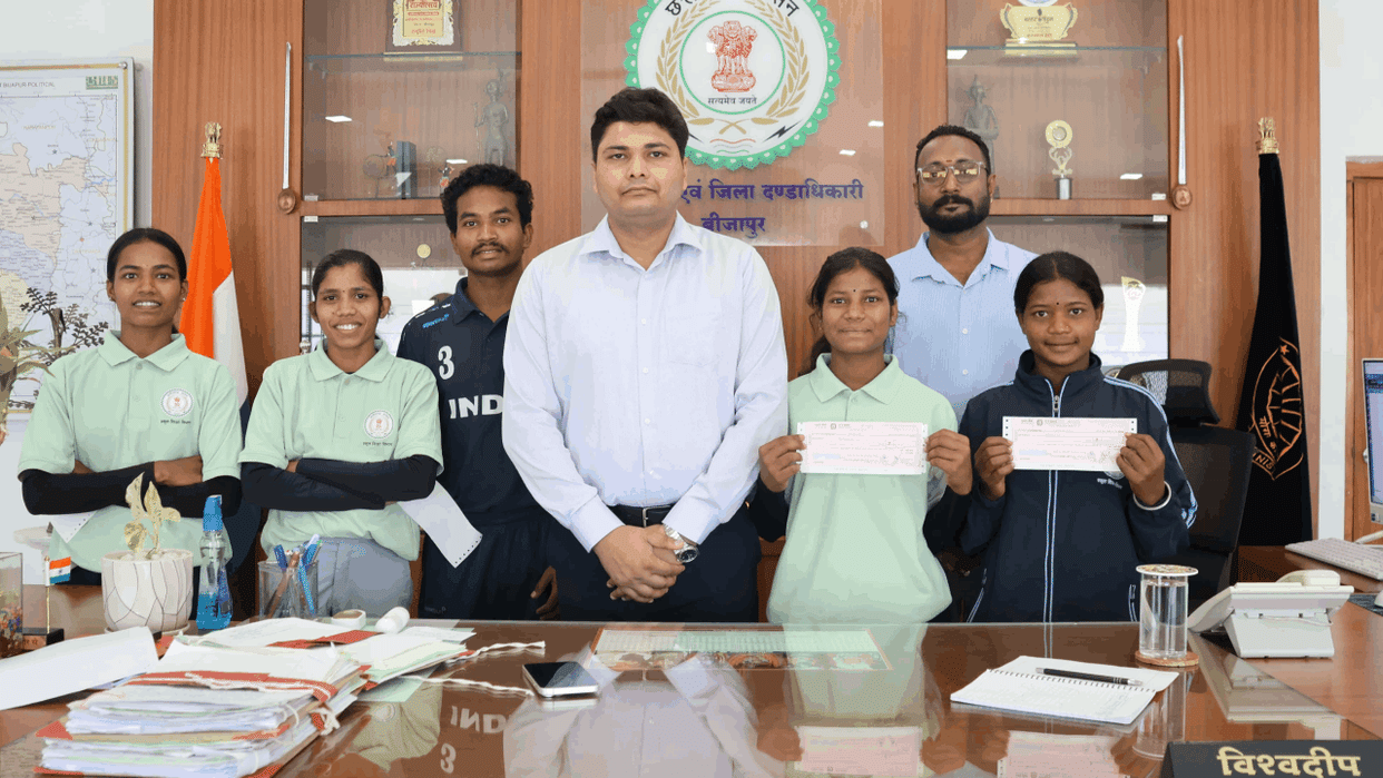 CG News: Bijapur Collector honors medal-winning players