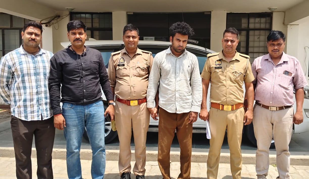 Kanpur Raids conducted on three call centers running marriage related scams operators arrested