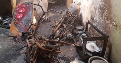 Mahoba Fire High voltage caused short circuit massive fire in house goods worth lakhs burning