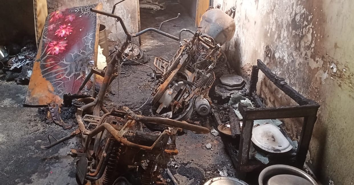 Mahoba Fire High voltage caused short circuit massive fire in house goods worth lakhs burning