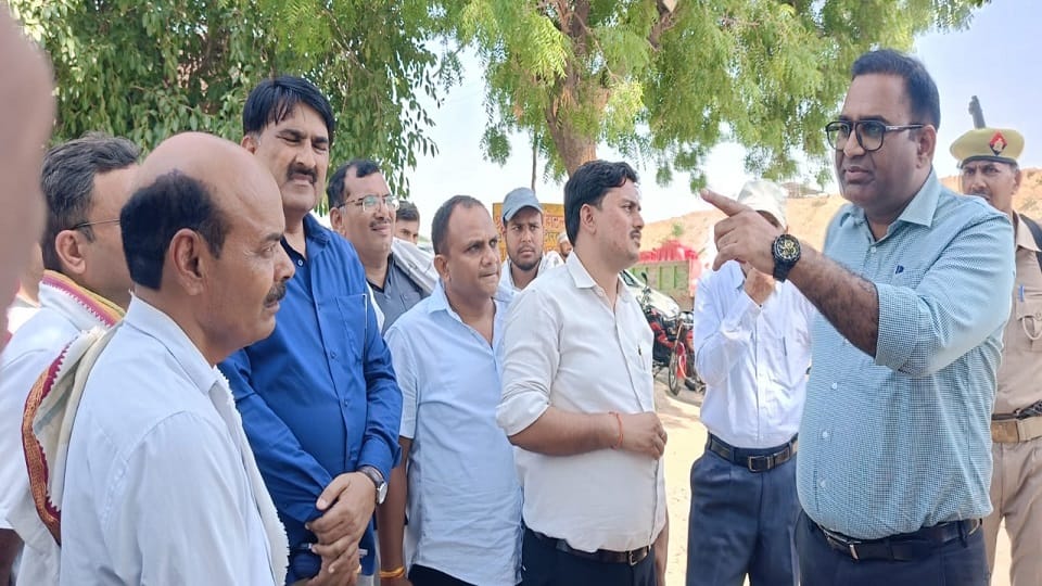 Farmers create ruckus over non-receipt of compensation threaten self-immolation